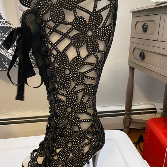 Boots - Picture 4 of 15